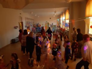 dzieci tańczące na balu